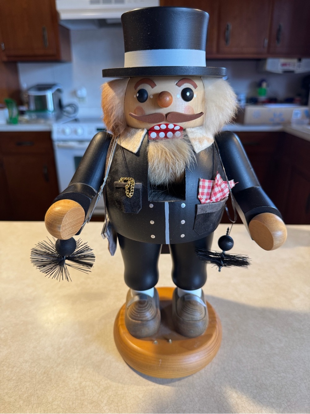 VINTAGE VOLKSKUNST SEIFFEN ERZGEBIRGSCHE HANDARBIET SWEEP NUTCRACKER